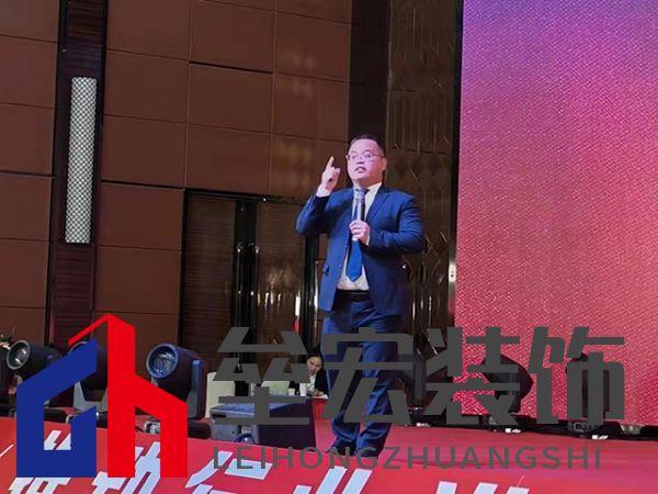 隨后，航邦衛(wèi)浴華中區(qū)營銷總監(jiān)陳喜杰先生就2022年?duì)I銷動(dòng)向展開陳述。今年?duì)I銷層面將延續(xù)具有攻擊性和高密度的營銷政策，確保航邦在各地終端的絕對優(yōu)勢不動(dòng)搖。讓更多的消費(fèi)者，以更少的預(yù)算，用上更加優(yōu)質(zhì)的衛(wèi)浴產(chǎn)品，用超高的性價(jià)比助力廣大青年群體實(shí)現(xiàn)高品質(zhì)的“新居夢”。
