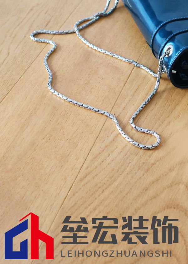 標(biāo)題一：奢華又健康？德?tīng)柦饦?biāo)“7凈”地板：拿來(lái)吧你
