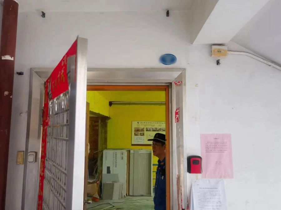 嘉蓮中隊執(zhí)法人員發(fā)現(xiàn)在禁止時段內(nèi)，存在室內(nèi)裝修擾民行為。思明城管局供圖